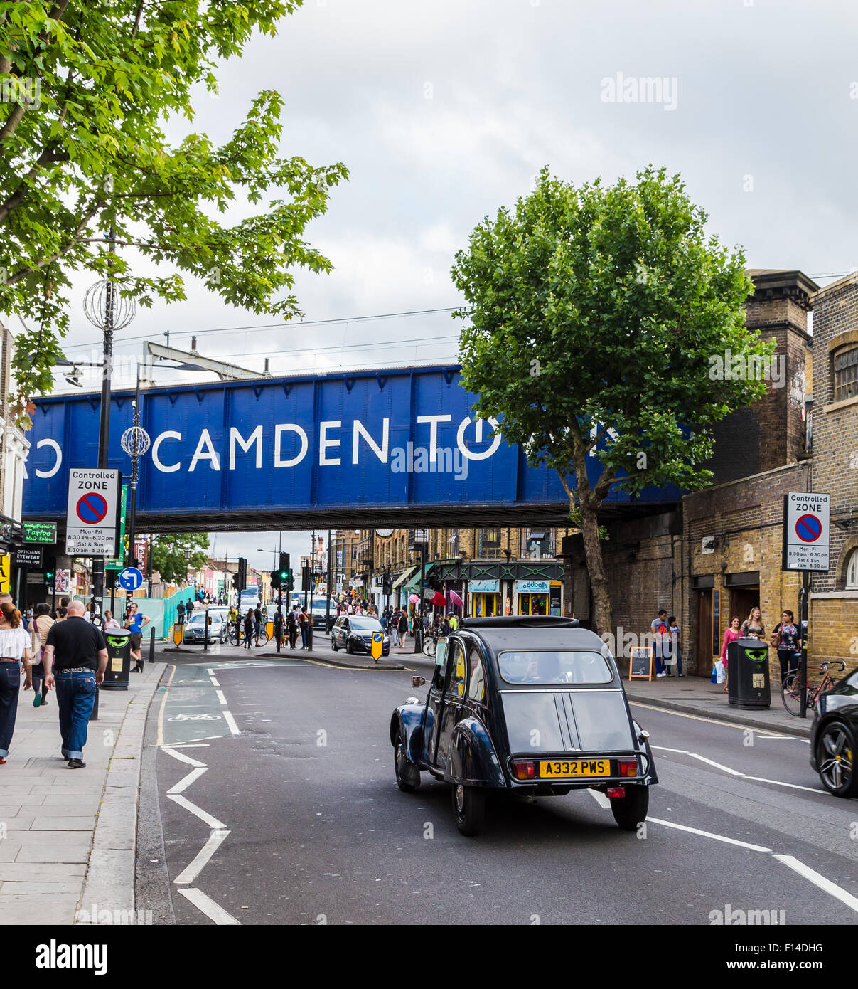 LONDON, UK 20. Juli 2015: eine Brücke mit den Worten Camden Town in London während des Tages. Autos und Menschen zu sehen. Stockfoto