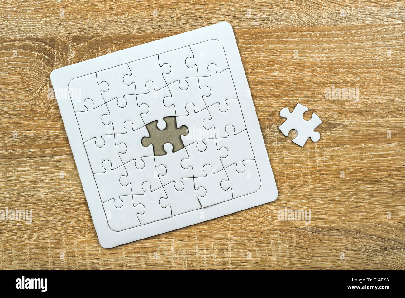 Stück fehlt von Jigsaw Puzzle als textfreiraum auf alten Holztisch Eiche platziert, Draufsicht über Kopf gedreht Stockfoto