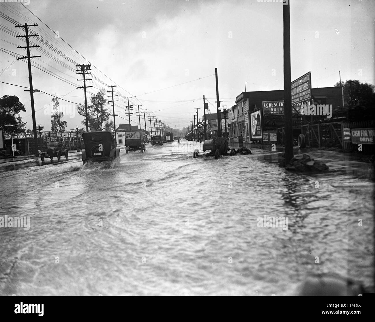 1930 1930S AUTOS AUF DER ÜBERFLUTETEN STRAßE LOS ANGELES CA USA Stockfoto