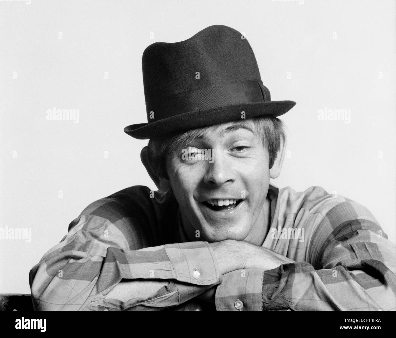 1970ER JAHRE FIGUR MANN TRAGEN HUT GOOFY DUMME BETRUNKEN GESICHTSAUSDRUCK Stockfoto