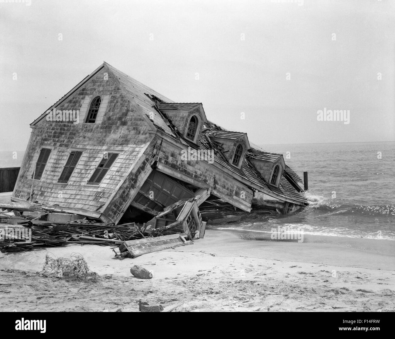 1960ER JAHREN SEASHORE HOUSE IN OZEAN ZERSTÖRT DURCH STURM KAP GEWASCHEN KANN NEW JERSEY USA Stockfoto