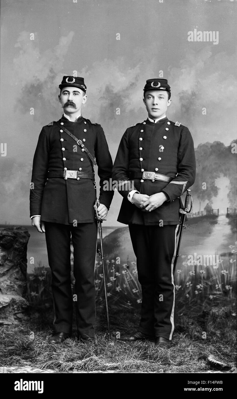 1860ER JAHREN BÜRGERKRIEG ÄRA PORTRAIT ZWEI UNIONSSOLDATEN VETERANEN DES BÜRGERKRIEGS IN UNIFORM Stockfoto