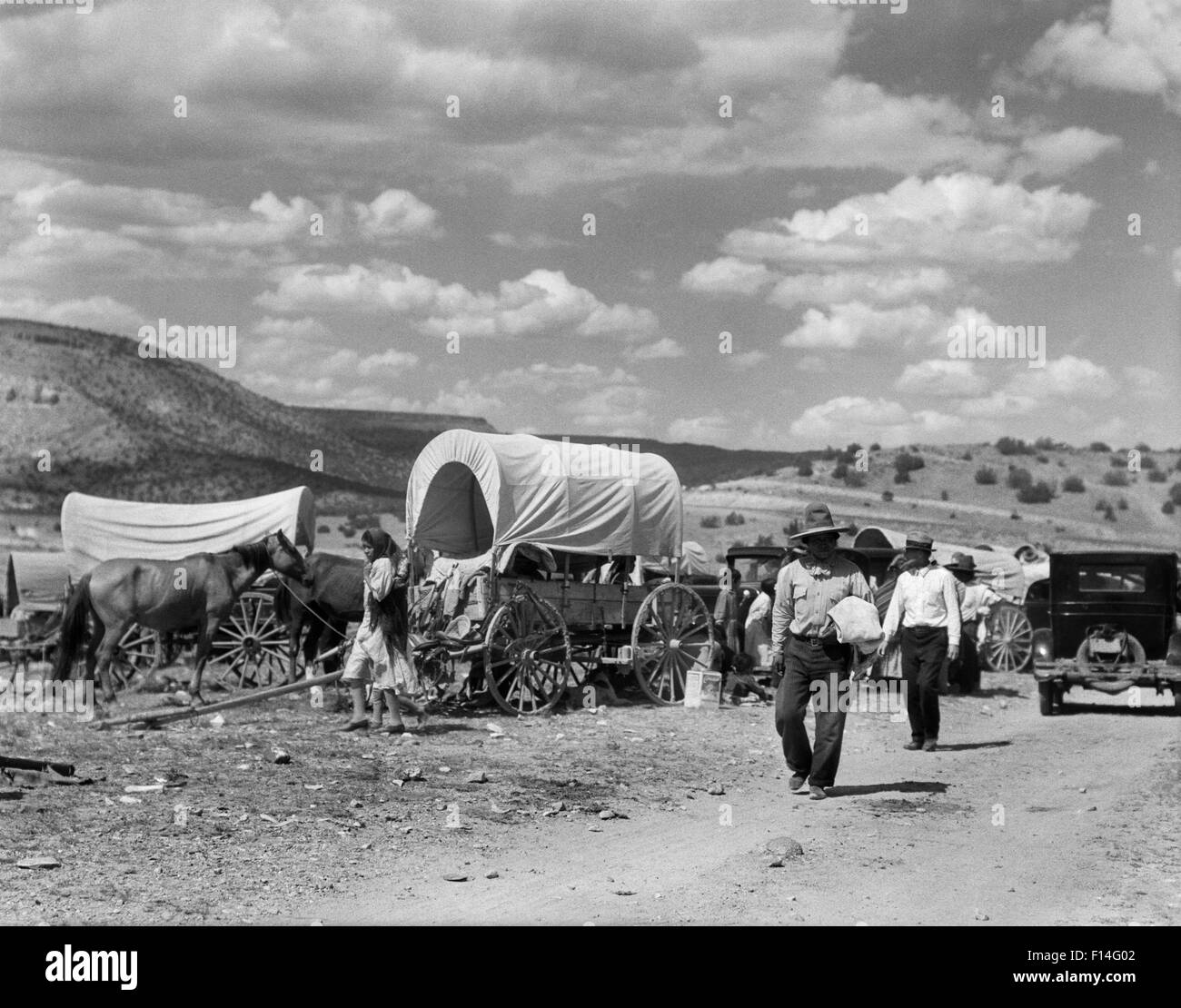 1930ER JAHREN INDIANER MÄNNER FRAUEN AUTOS WAGEN PFERDE SAMMELN FÜR MAIS TANZ & FIESTA LAGUNA PUEBLO NEW MEXICO Stockfoto