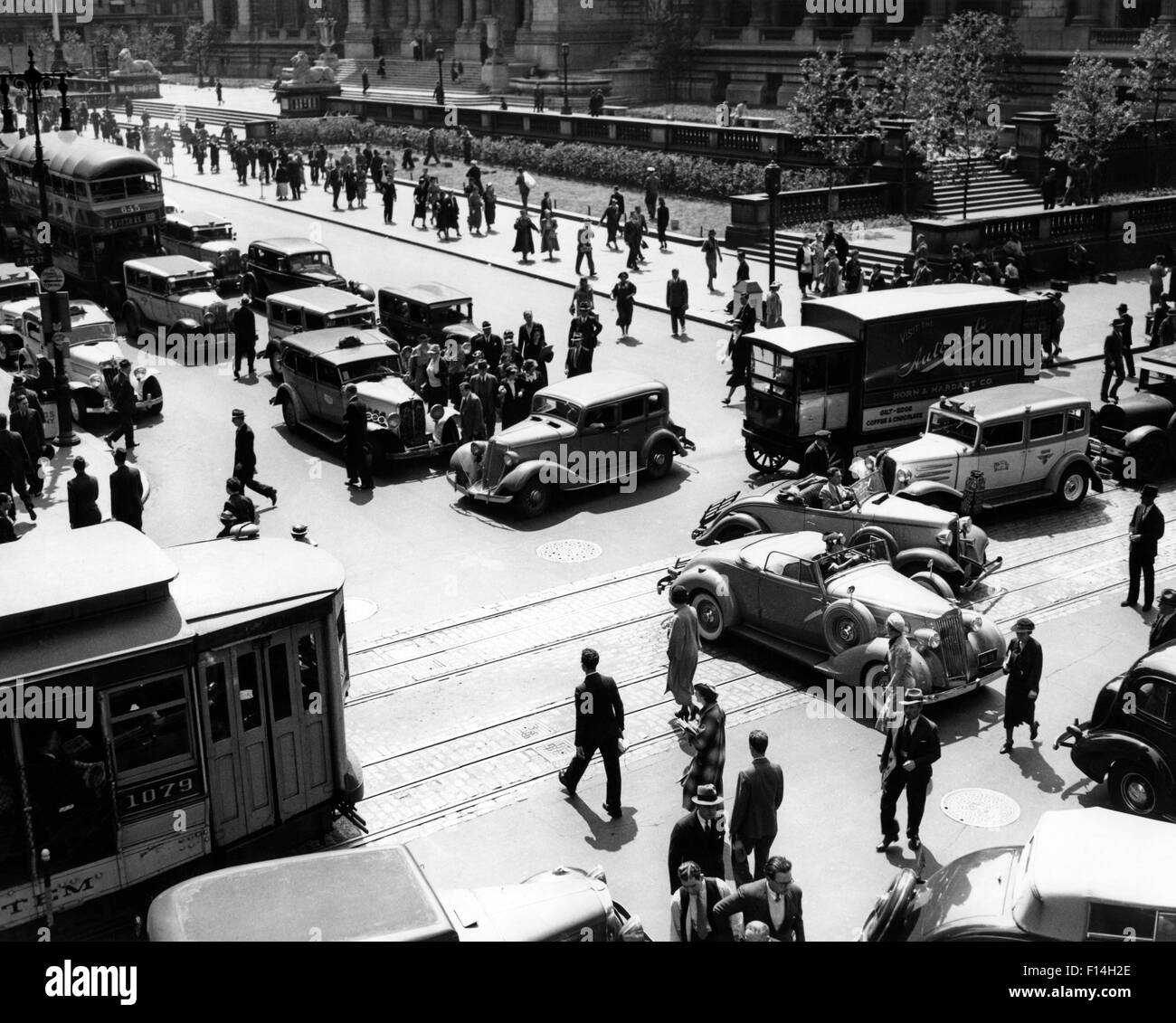 1930ER JAHREN BELEBTEN KREUZUNG FIFTH AVENUE UND 42. STRAßE MIT TRAFFIC JAM & VIELE FUßGÄNGER NEW YORK CITY USA Stockfoto