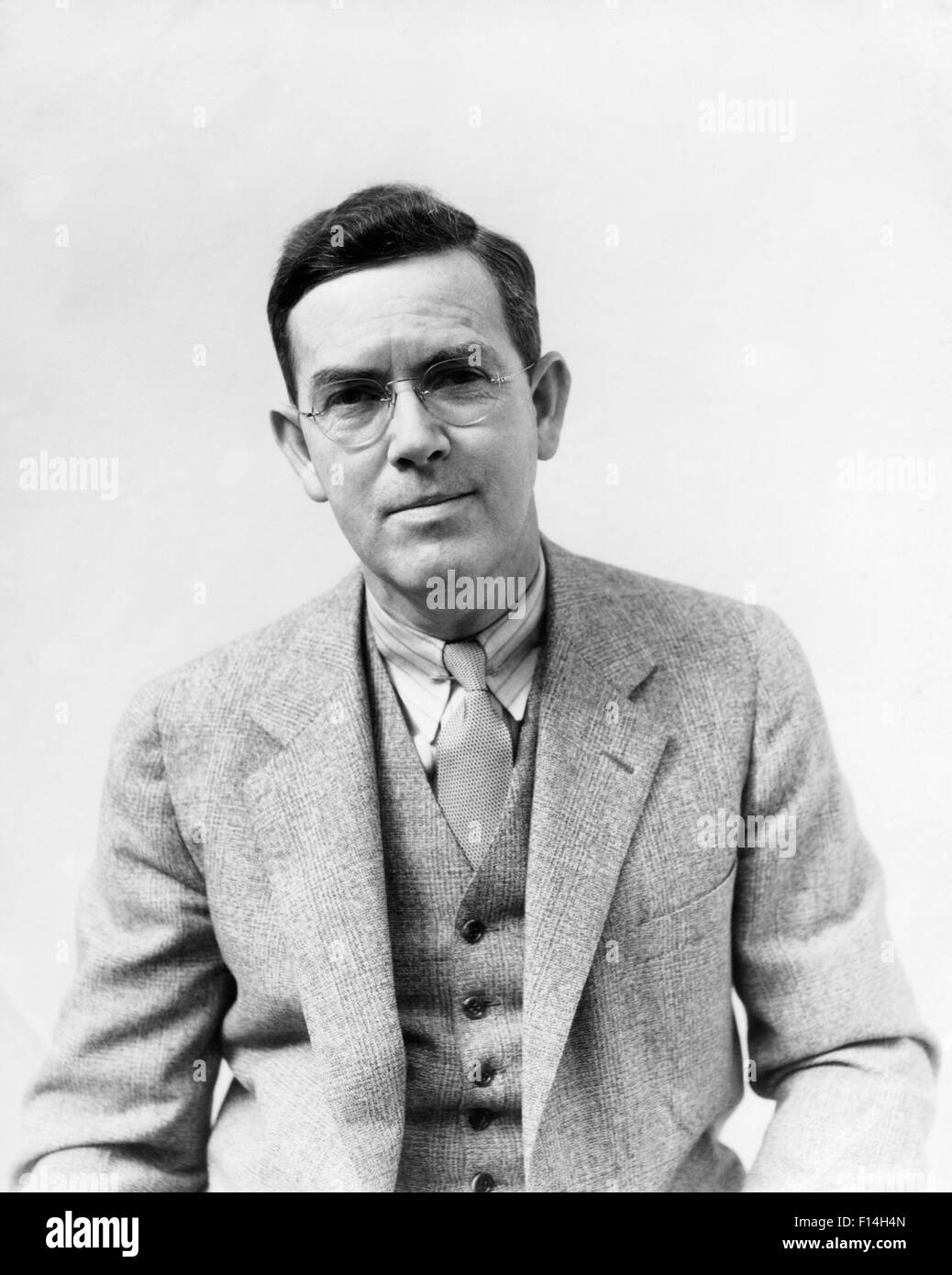 1930ER JAHRE PORTRAIT MANN FOTOGRAF H. ARMSTRONG ROBERTS MIT BRILLE ANZUG WESTE KRAWATTE BLICK IN DIE KAMERA Stockfoto