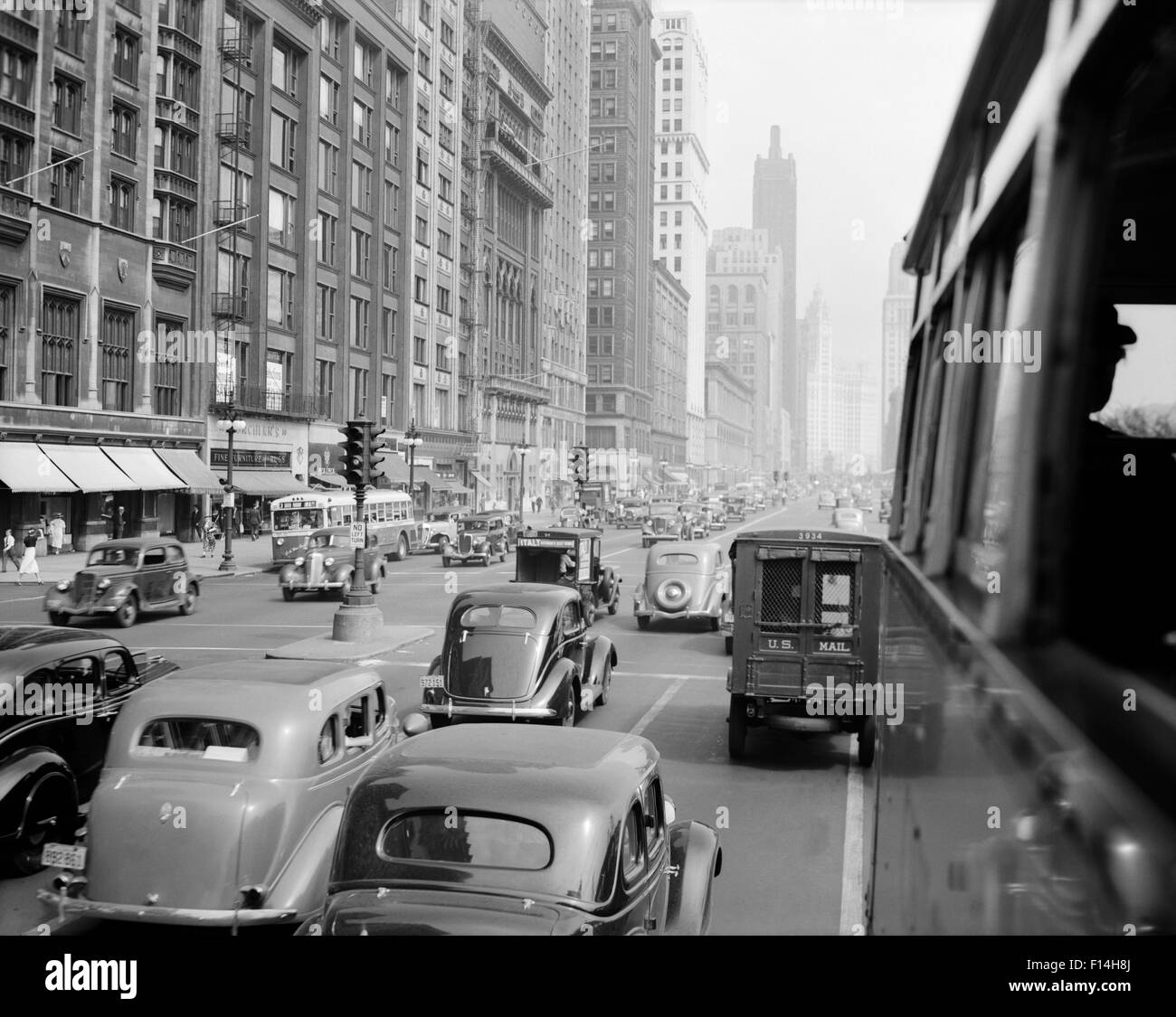 1930ER JAHREN MORGEN VERKEHR AUF DER MICHIGAN AVENUE CHICAGO ILLINOIS VEREINIGTE STAATEN Stockfoto