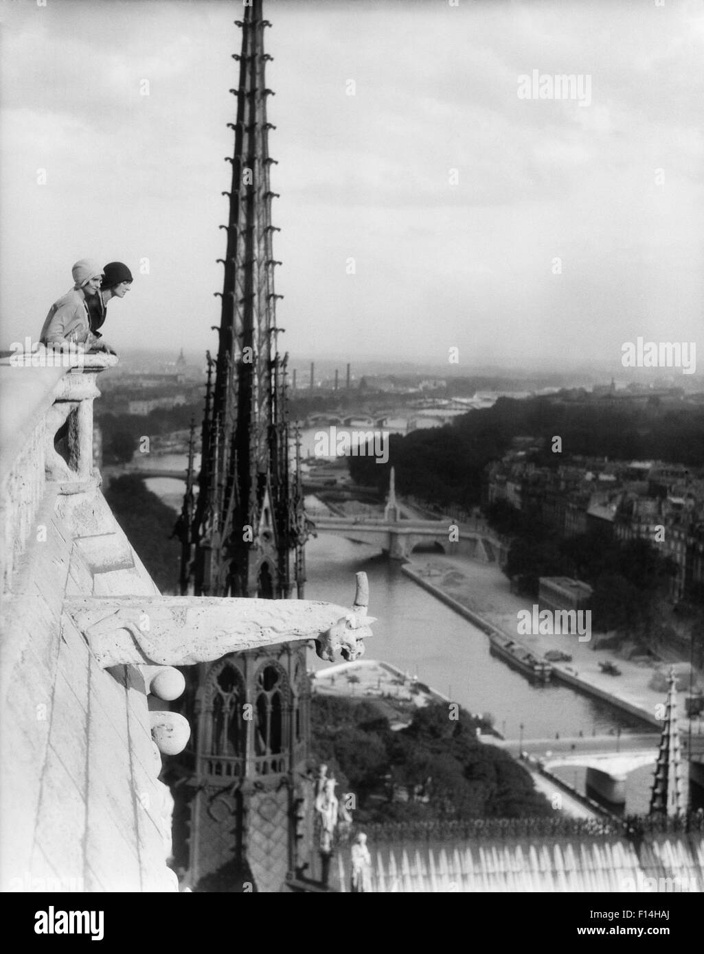 1920ER JAHREN ZWEI FRAUEN MIT BLICK VON OBEN VON NOTRE DAME KATHEDRALE PARIS FRANKREICH Stockfoto
