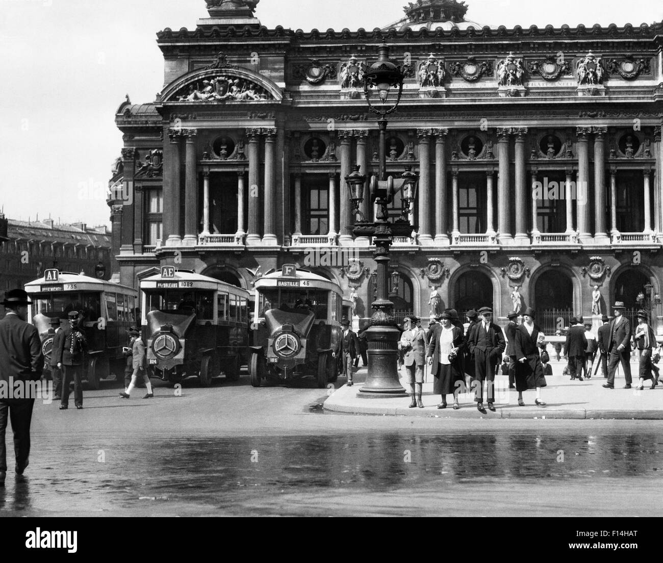1920ER JAHREN FUßGÄNGER UND BUSSE AT PLACE DE LA OPERA PARIS FRANKREICH Stockfoto
