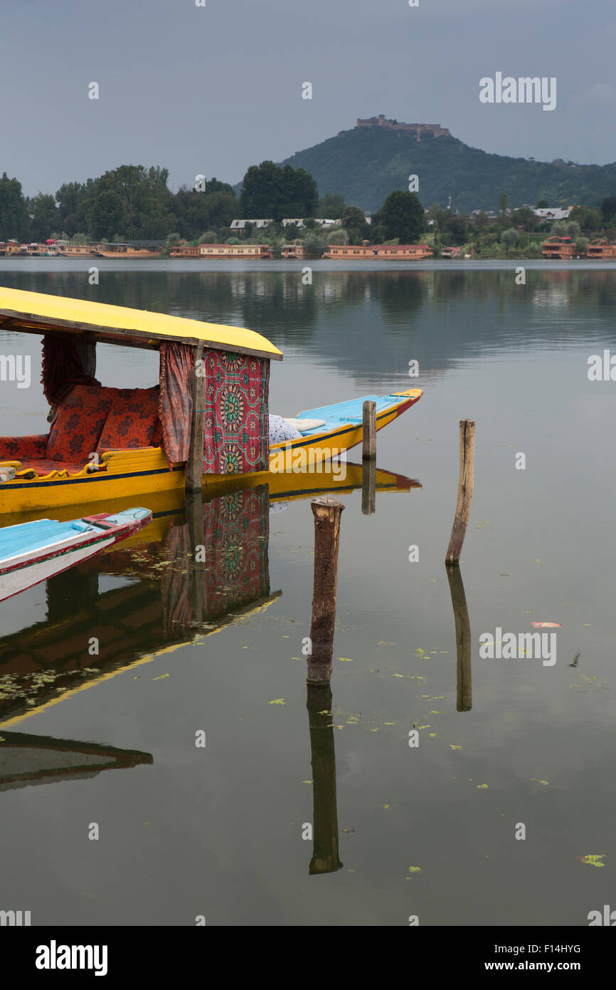 Indien, Jammu & Kaschmir, Srinagar, Nishat See, Shikara am Seeufer Liegeplatz, Hari Parbat Fort in Ferne Stockfoto