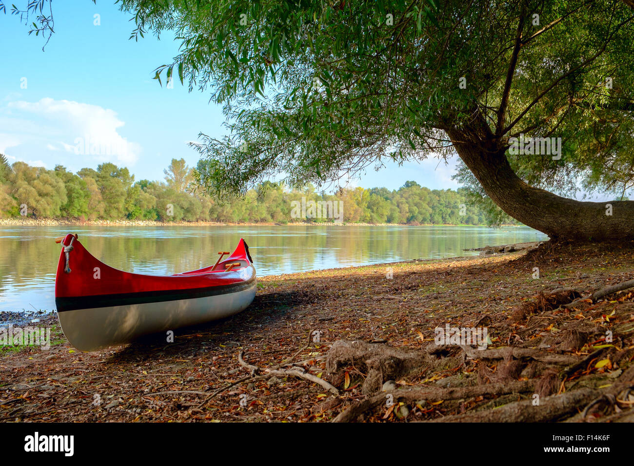 Rote Kanu am Strand am Fluss Donau, Ungarn Stockfoto