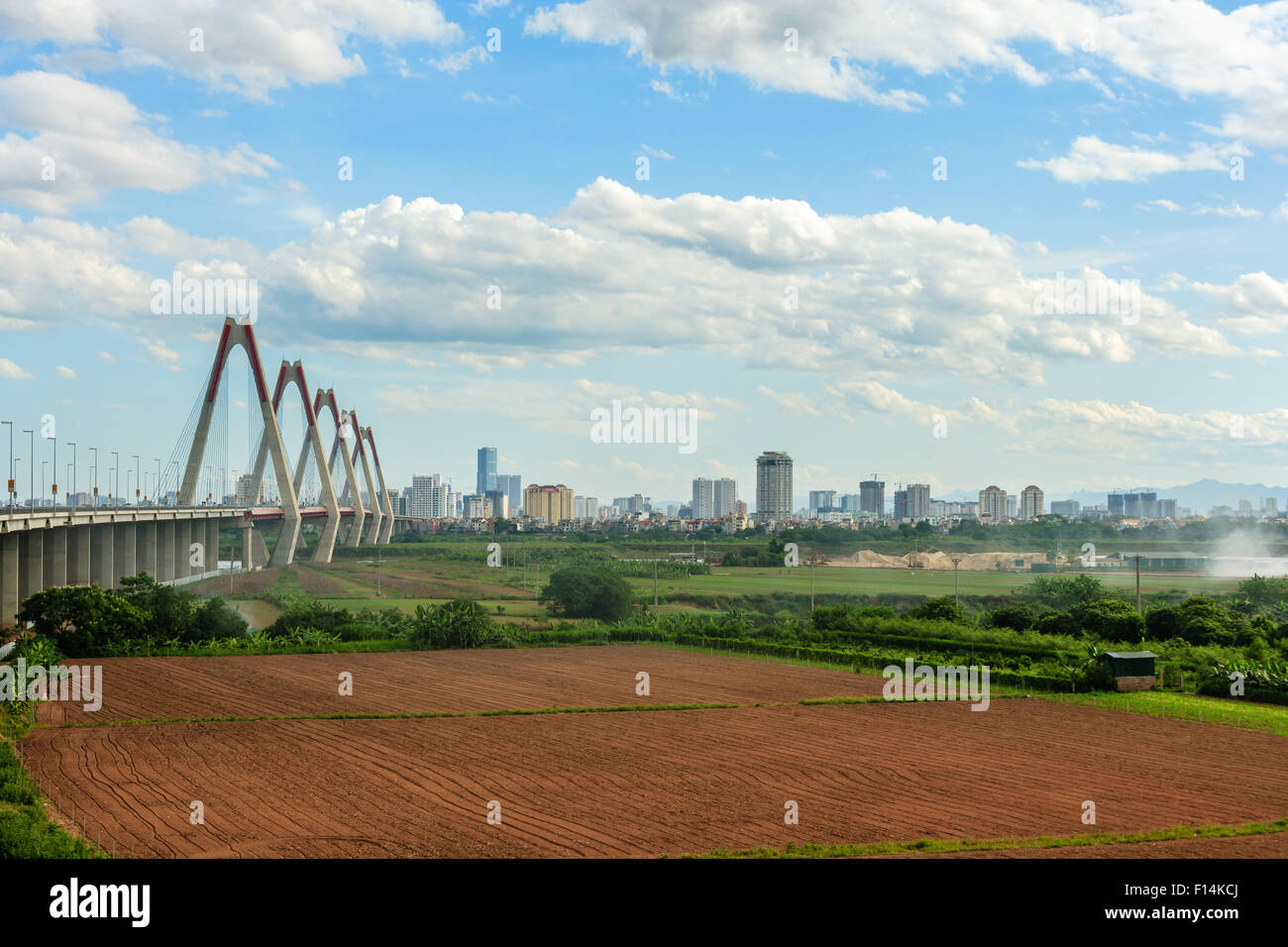 Nhat Tan Brücke ist eine Schrägseilbrücke, die Überquerung des Roten Flusses (Asien) in Hanoi, Vietnam am 20. Juli 2015 Stockfoto