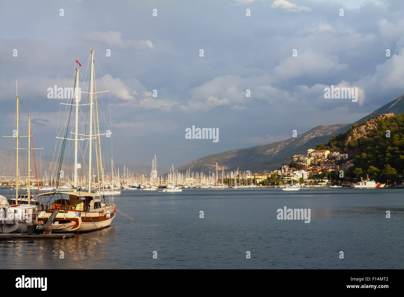 Yachten und Boote im Hafen Stockfoto