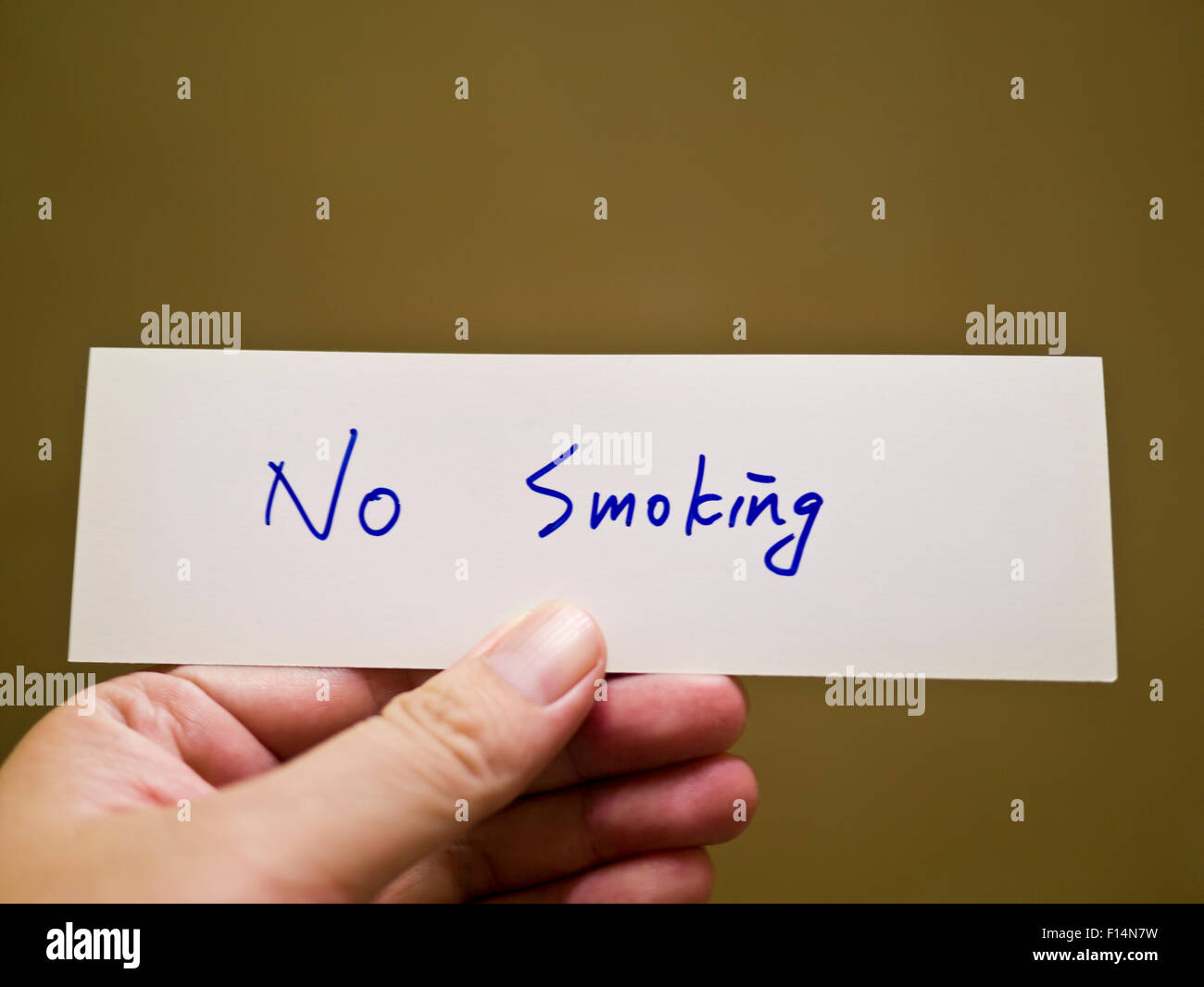 Warnung "Rauchen verboten" geschrieben auf eine weiße Karte auf Seite Stockfoto