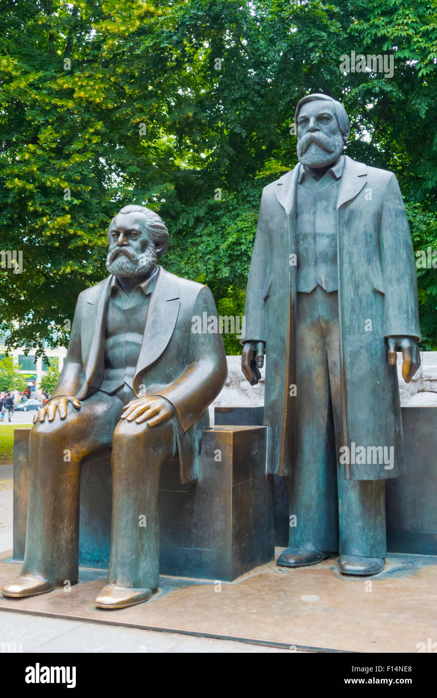 Statuen von Karl Marx und Friedrich Engels, Marx-Engels-Forum, Mitte, Berlin, Deutschland Stockfoto