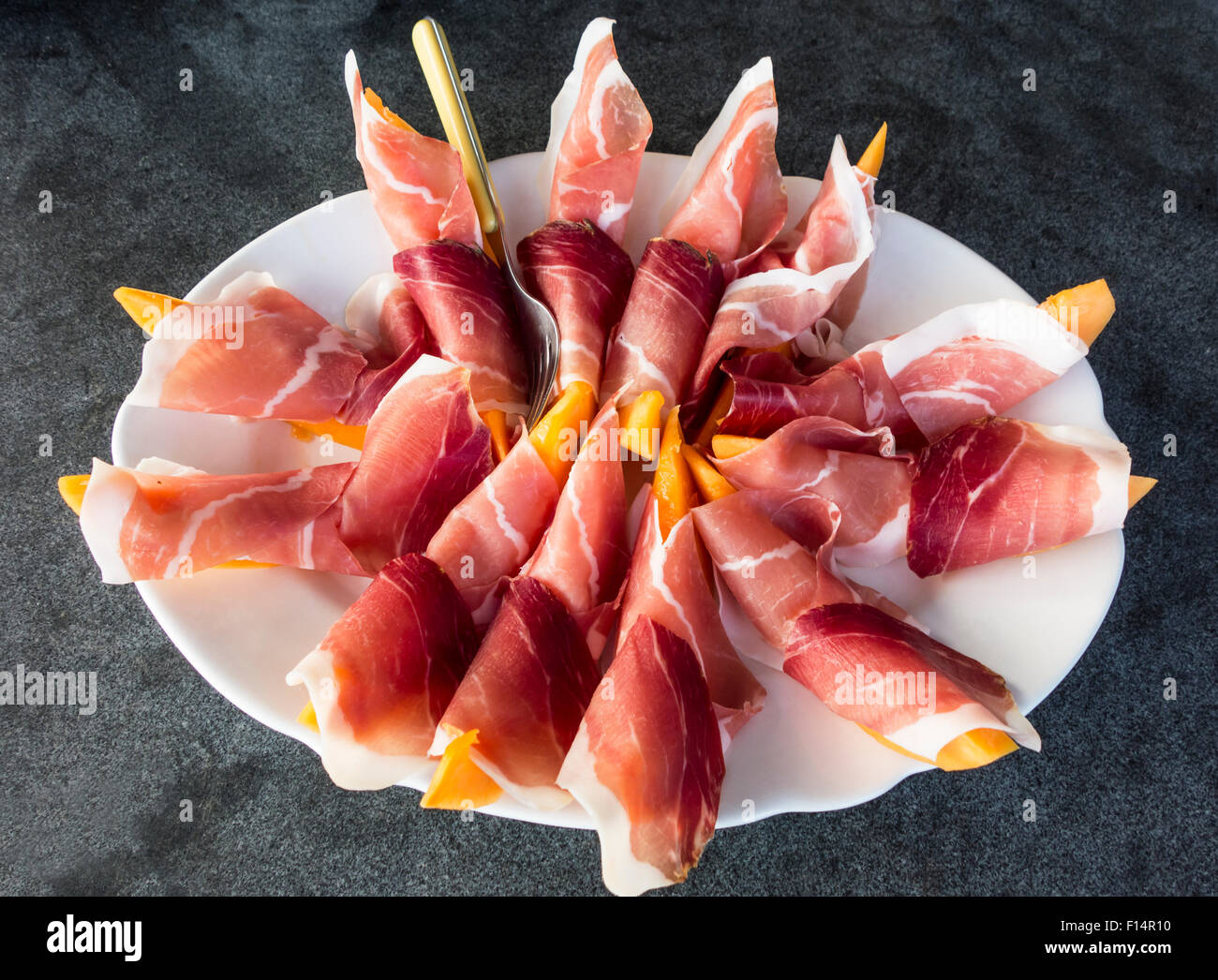 Teller mit Parma-Schinken und Melone Stockfoto
