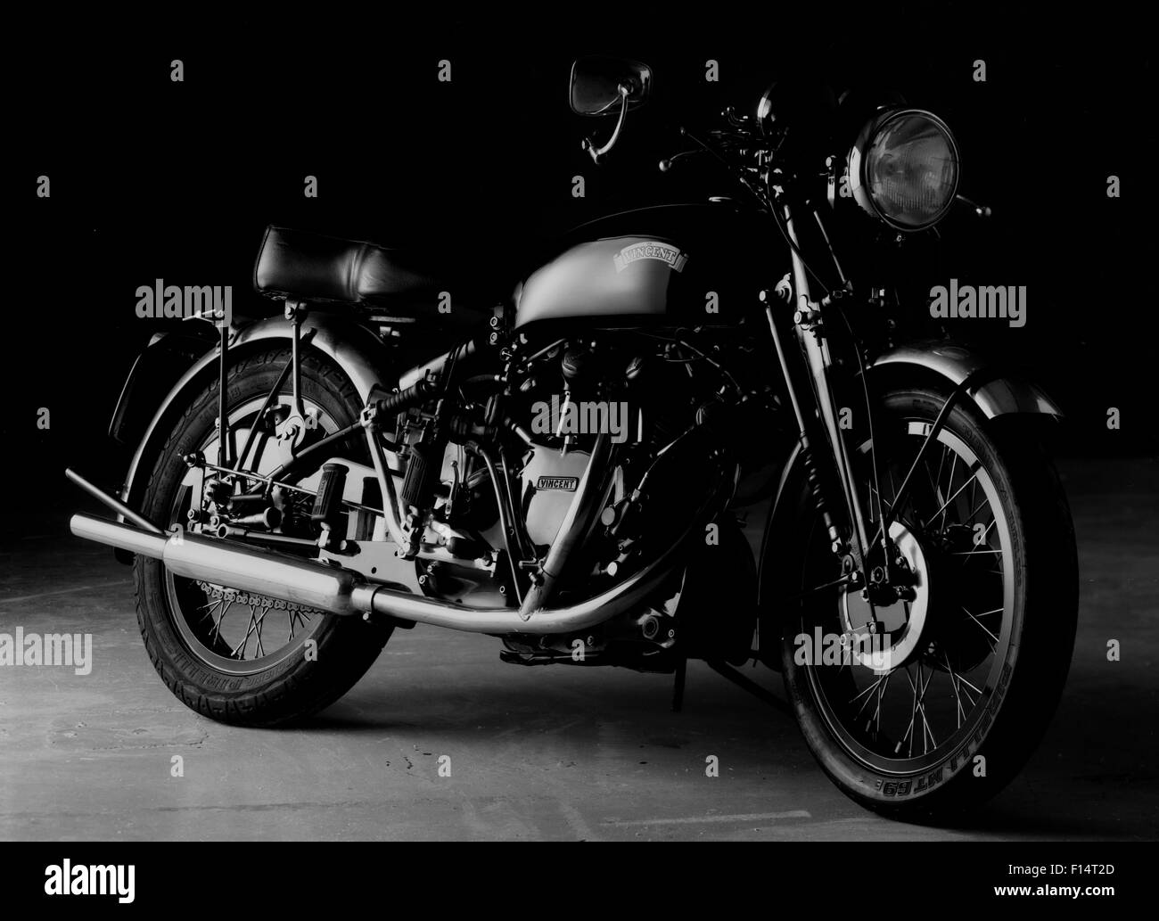 Studio Foto Vincent Black Shadow Motorrad, schwarzer Hintergrund, schwarz /  weiß Stockfotografie - Alamy