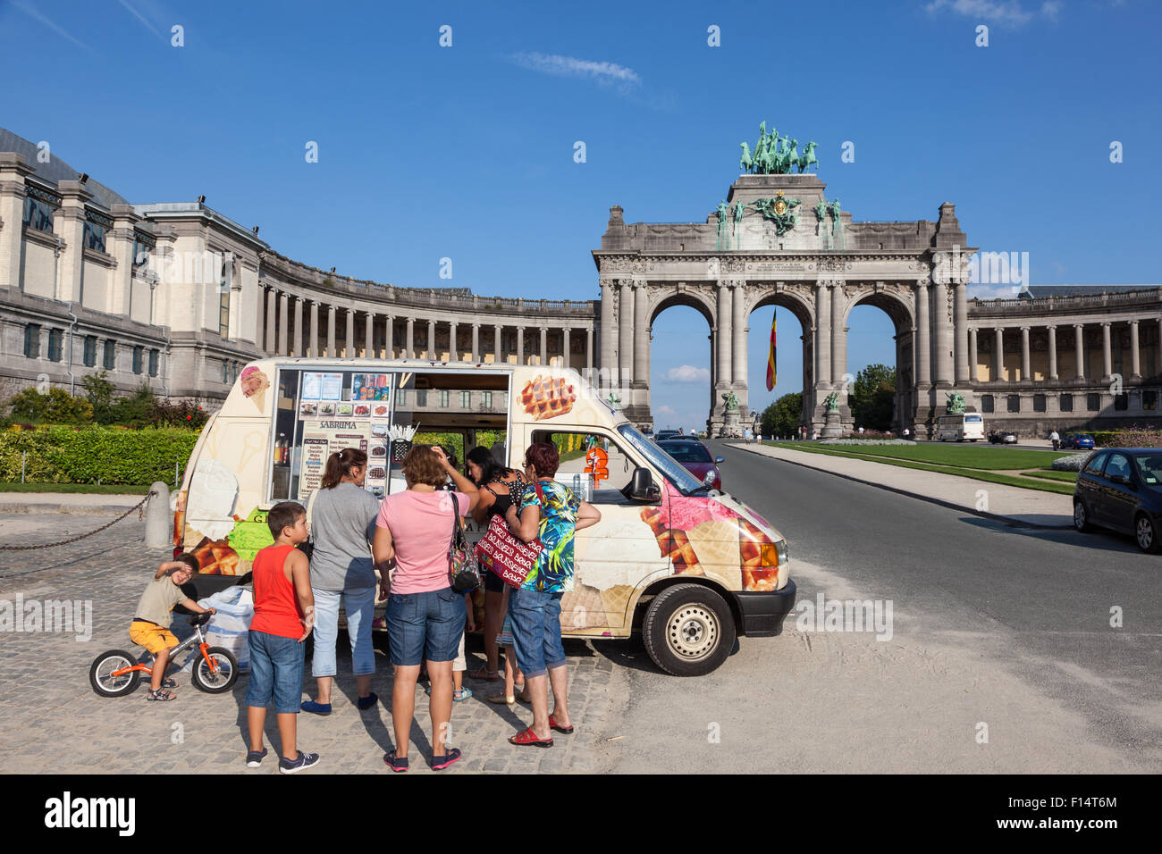 Touristen in die Warteschlange für Eis in der Arcade-du Cinquantenaire in Brüssel. 21. August 2015 in Brüssel, Belgien Stockfoto