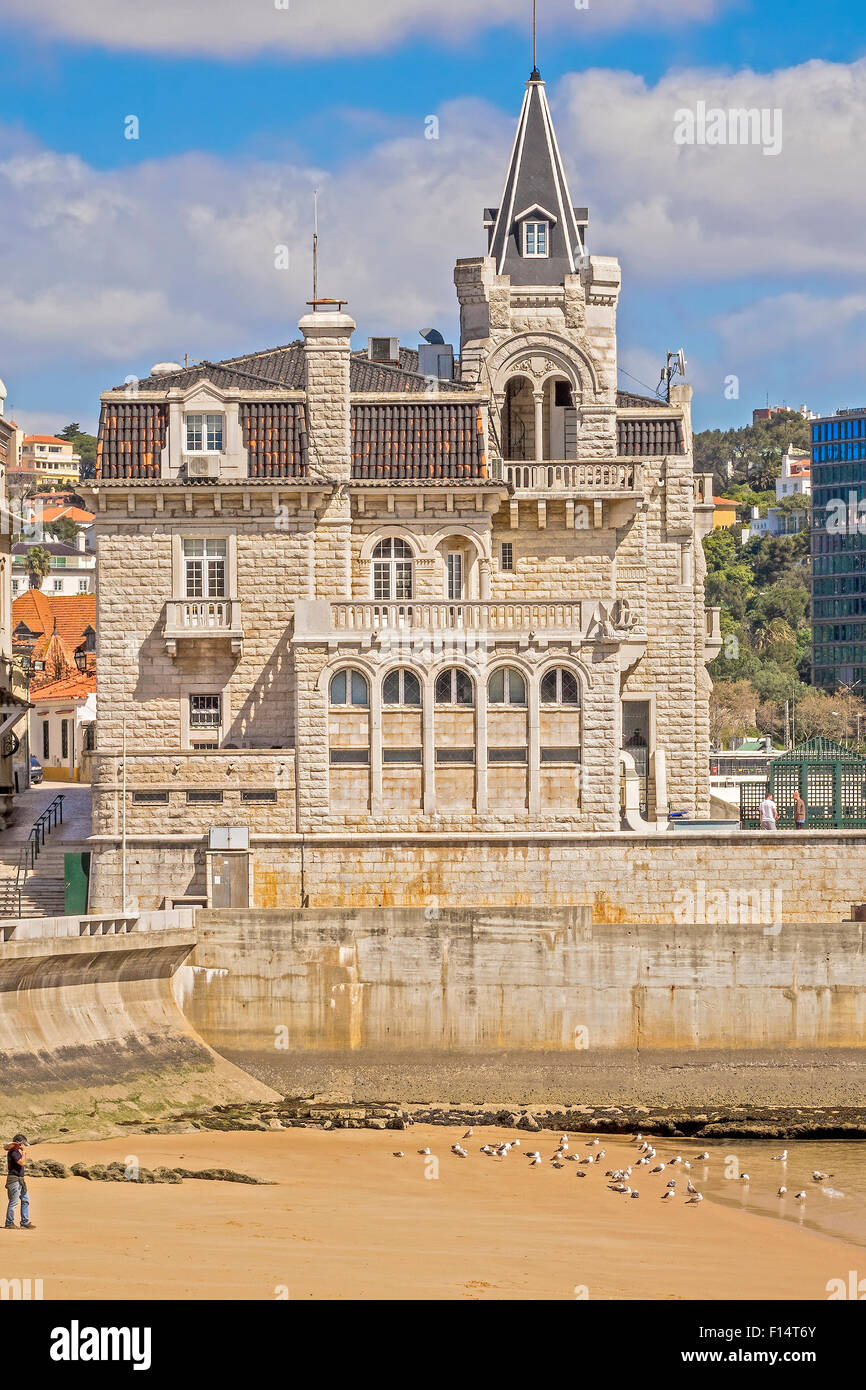 Strand und Stadt In Cascais Portugal Stockfoto