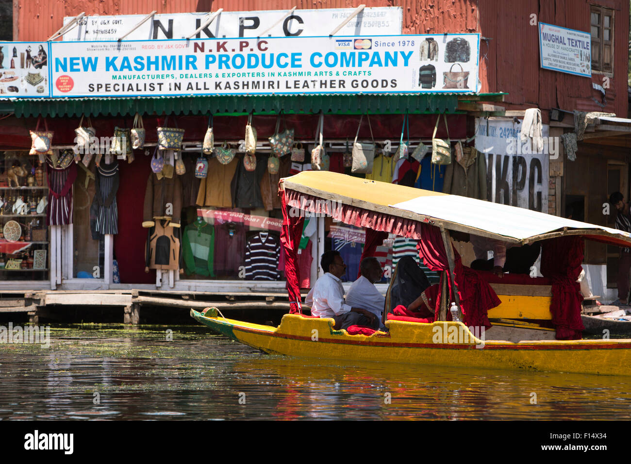 Indien, Jammu & Kaschmir, Srinagar, Dal Lake, Nehru Park schwimmenden Dorf, lederne waren kaufen Stockfoto
