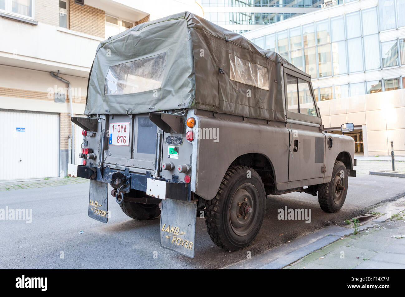 Alten Land Rover Serie II 88 In den 1960er Jahren in der Stadt Straße geparkt. Brüssel, Belgien Stockfoto