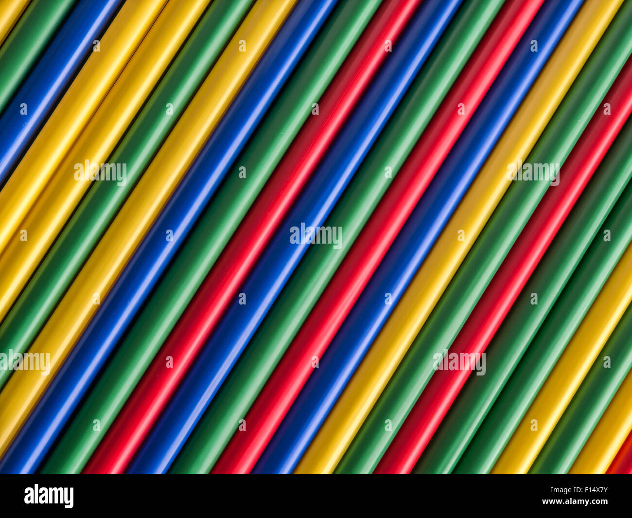 Bunte Strohhalme in diagonalen geraden Linien angeordnet Stockfoto