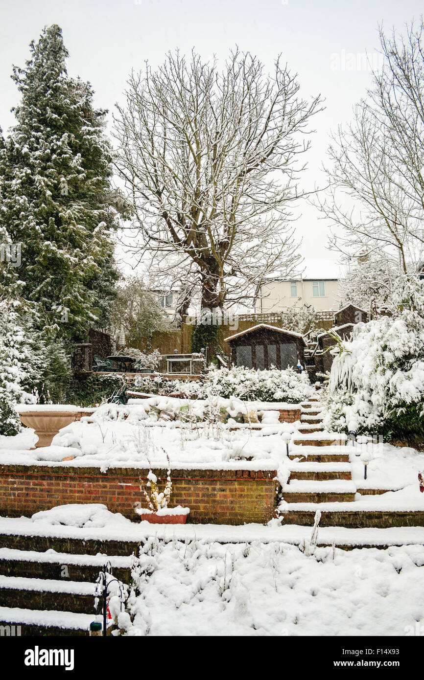 Eine verschneite Vorstadt Garten in Caterham, Surrey, England, nach starkem Schneefall. Stockfoto