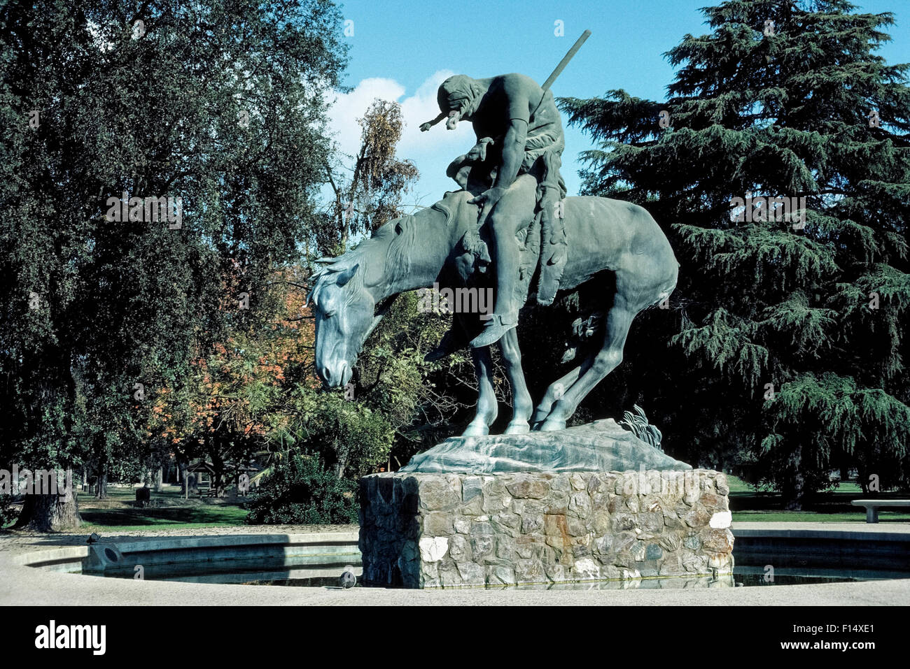 Eine bronzene Nachbildung der berühmten "End of the Trail" Statue des amerikanischen Bildhauers James Earle Fraser hat seit 1968 in Moody Grove Park in Visalia, Kalifornien, USA gezeigt. Es ersetzt das ursprüngliche Gipsmodell, das durch die Stadt Visalia für Outdoor-Display nach, die bei der 1915 Panama-Pacific International Exposition in San Francisco ausgestellt werden abgerufen wurde. Indianer auf Pferd verschlechtert nach 48 Jahren im Park, aber wurde durch das National Cowboy & Western Heritage Museum im Austausch für diese lebensgroße Bronzeguss erhalten. Stockfoto