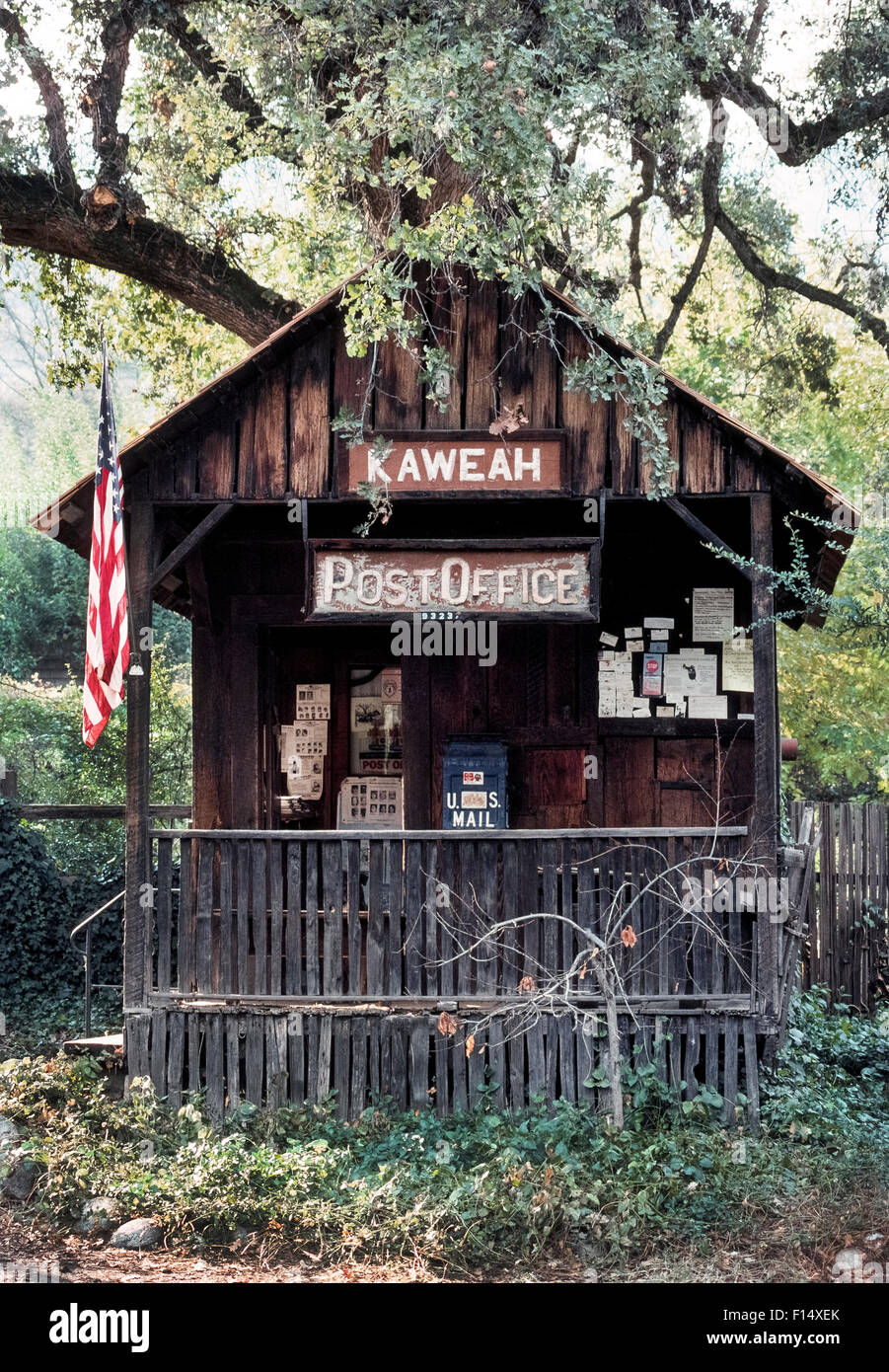 Die winzigen Kaweah Post betreibt seit 1910 in der Nähe der südlichen Einfahrt zum Sequoia und Kings Canyon National Parks ein paar Meilen von Three Rivers, Kalifornien, USA. Die historischen 12 x 15 Fuß Cedar und Redwood-Gebäude soll das kleinste Postamt der USA seit mehr als einem Jahrhundert im Dauereinsatz. Stockfoto