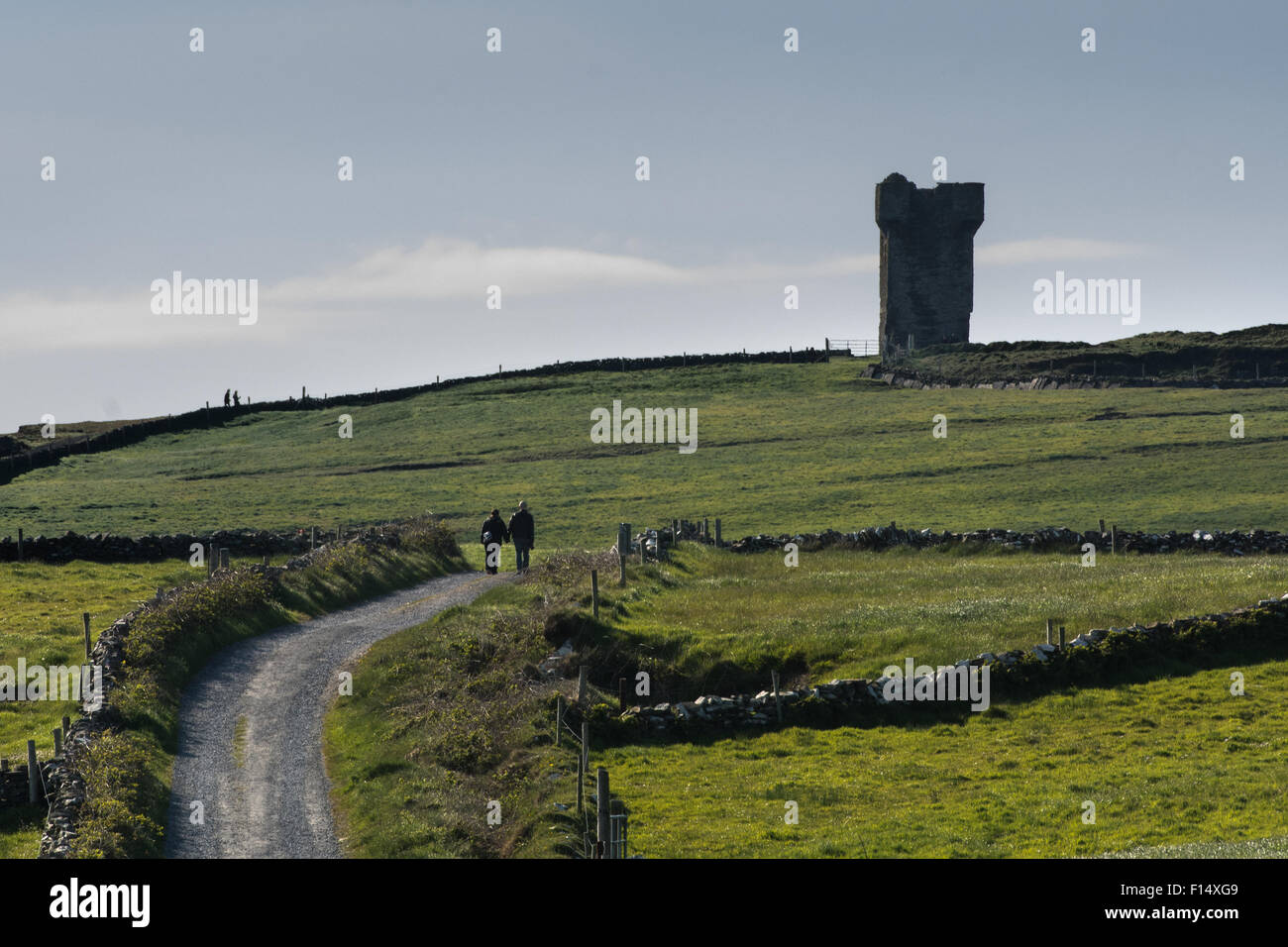 Wanderer auf die Cliffs of Moher Küstenpfad an Hag es Kopf, Liscannor, Clare, Irland Stockfoto