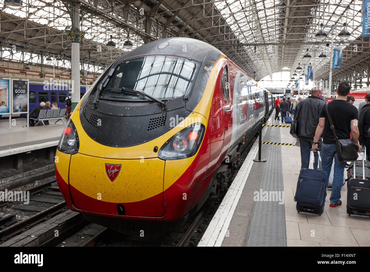 Jungfrau-Züge Pendolino-Zug am Bahnsteig in Piccadilly Bahnhof Manchester UK Stockfoto