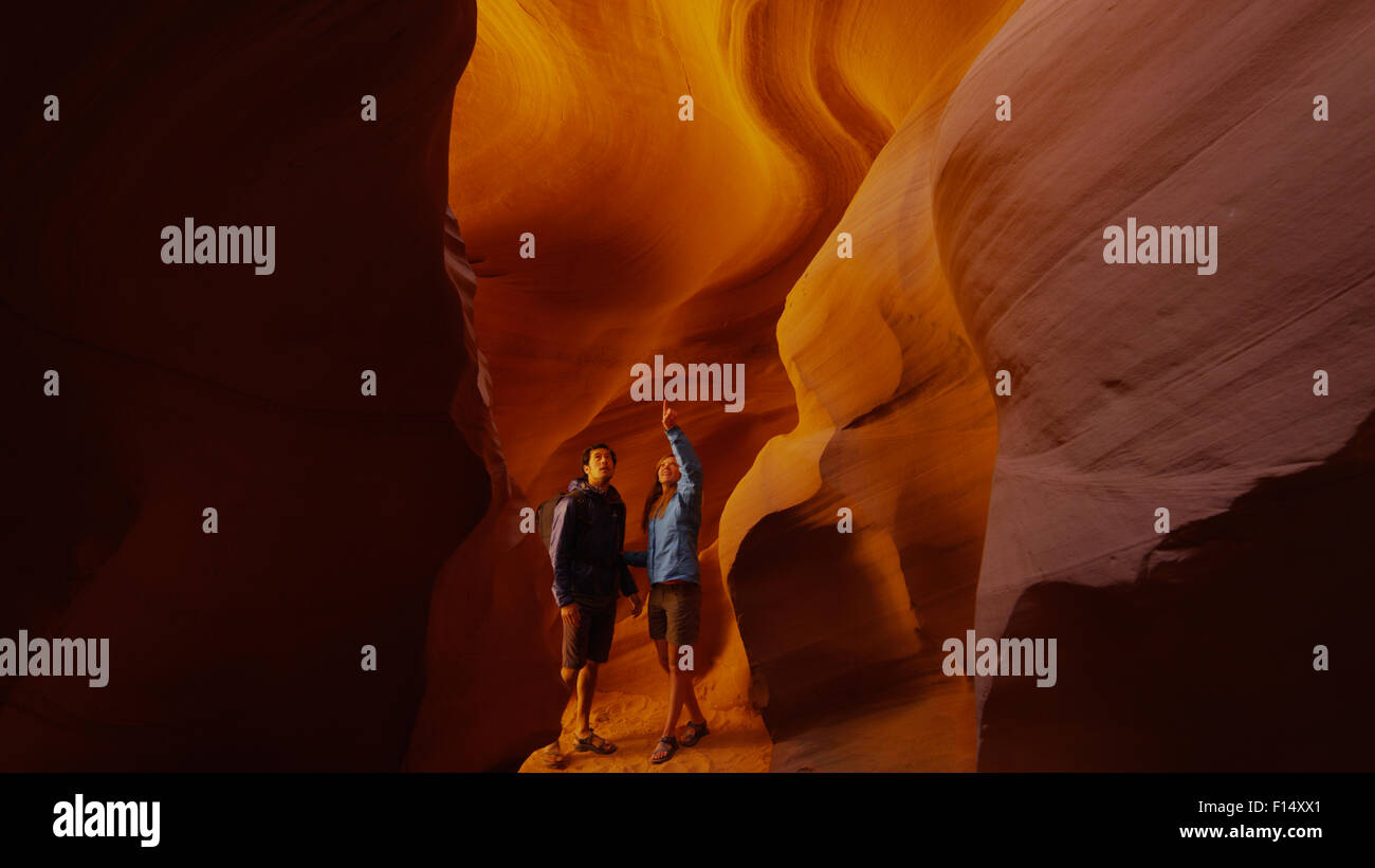 Wandern paar bewundern Nuten im majestätischen Felsenhöhle Bildung Stockfoto