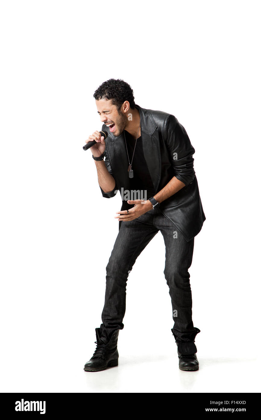 Mann im Studio ins Mikrofon singen Stockfoto