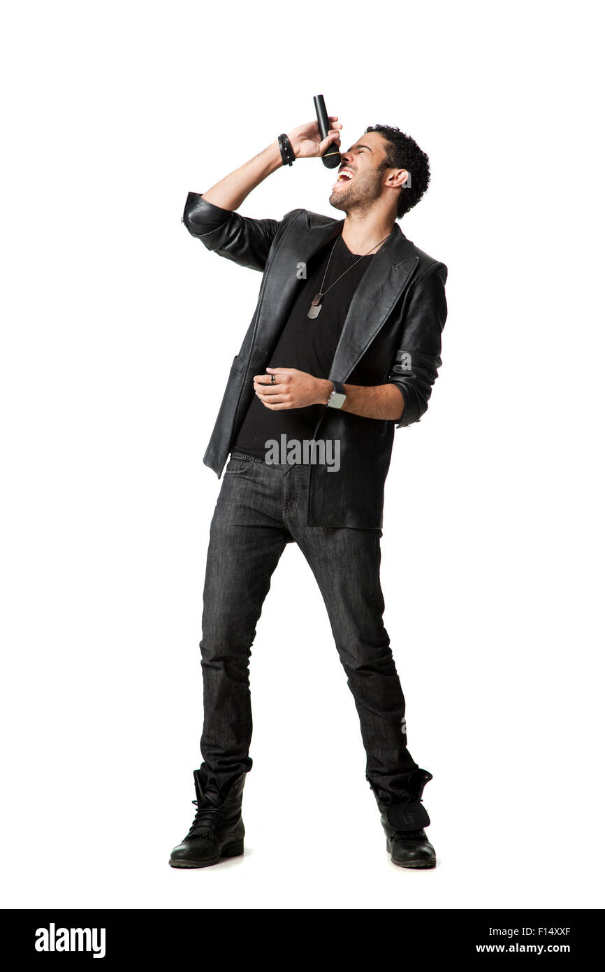 Mann im Studio ins Mikrofon singen Stockfoto