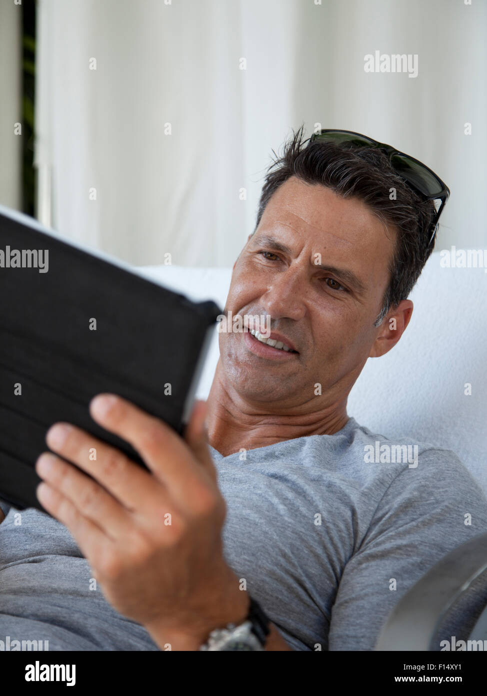 Lounge-Sessel mit digital-Tablette Handauflegen Mann Stockfoto