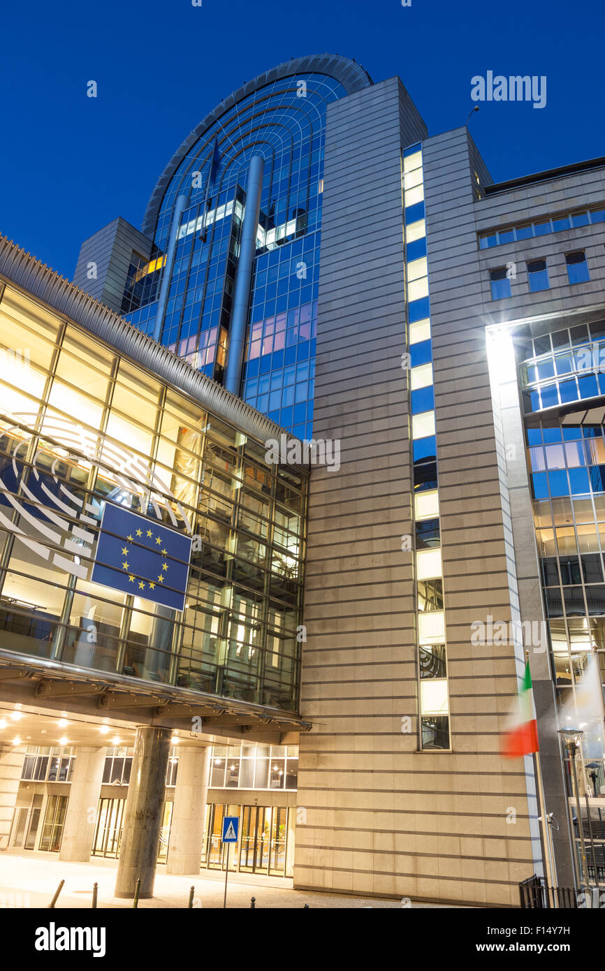 Europäischen Parlaments Bürogebäude im Espace Leopold (Leopold Platz) bei Nacht beleuchtet. Brüssel, Belgien Stockfoto