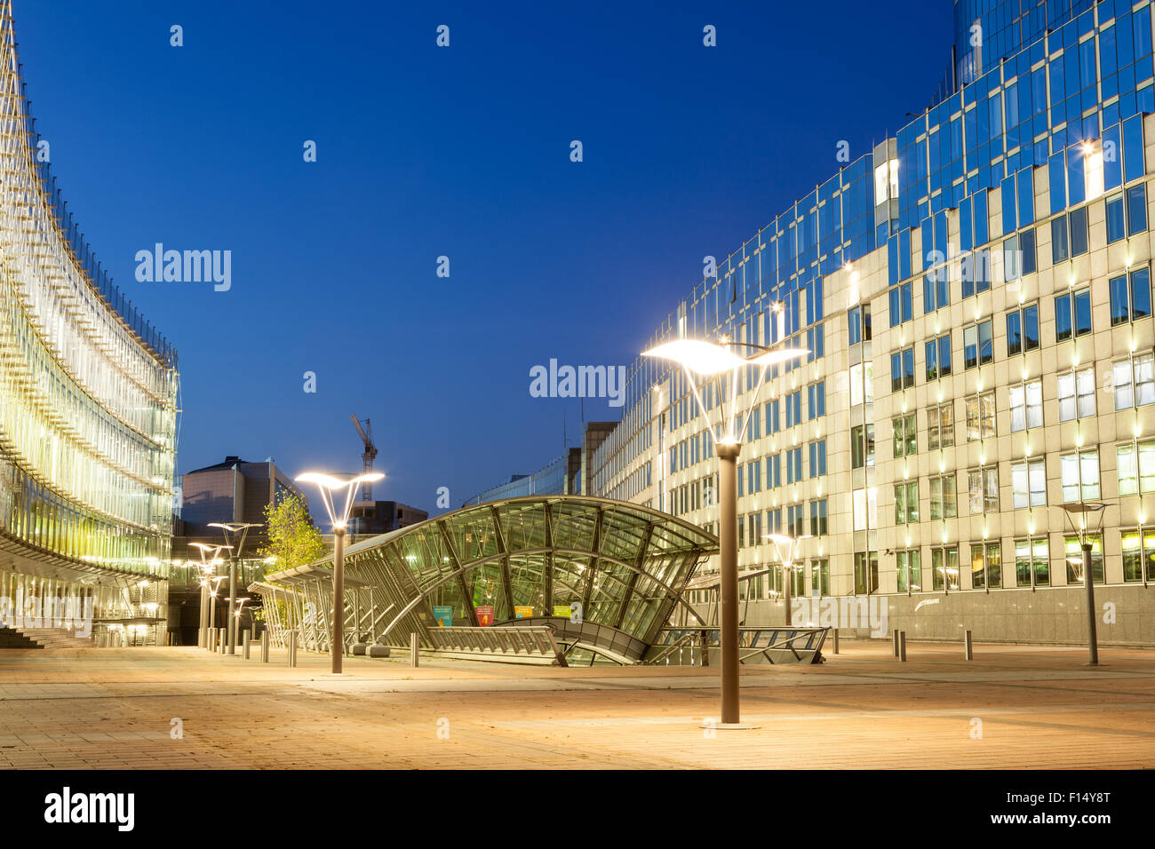 Europäischen Parlaments Bürogebäude im Espace Leopold in Brüssel, die nachts beleuchtet. Brüssel, Belgien Stockfoto