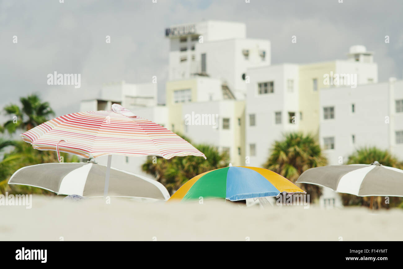 Sonnenschirme am Strand Stockfoto