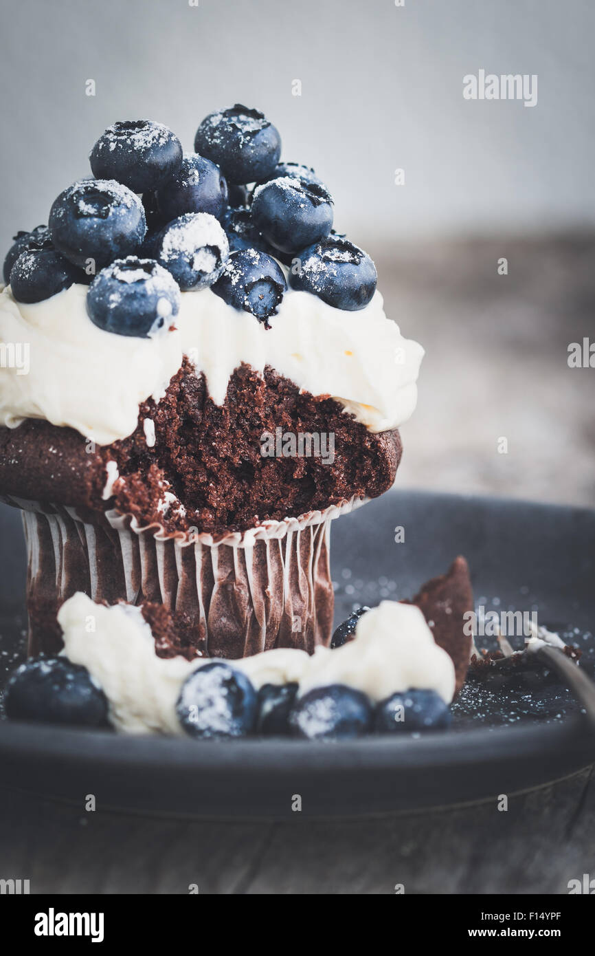 hausgemachte Schokolade Cupcake mit Heidelbeeren, selektiven Fokus Stockfoto