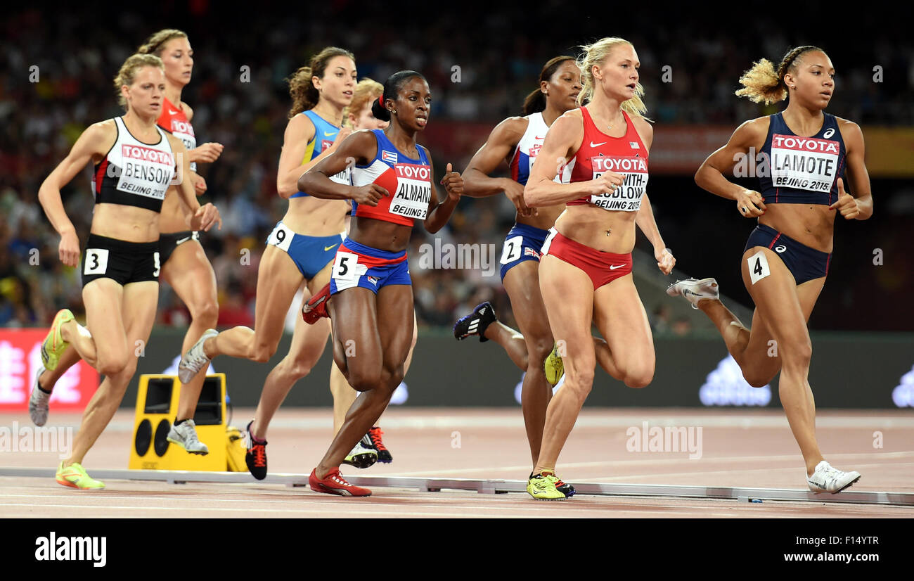 (150827)--Peking, 27. August 2015 (Xinhua)--Athleten konkurrieren, während die Frauen 800 m Halbfinale bei der IAAF Weltmeisterschaft 2015 in das "Vogelnest" Nationalstadion in Peking, Hauptstadt von China, 27. August 2015. (Xinhua/Yue Yuewei) Stockfoto