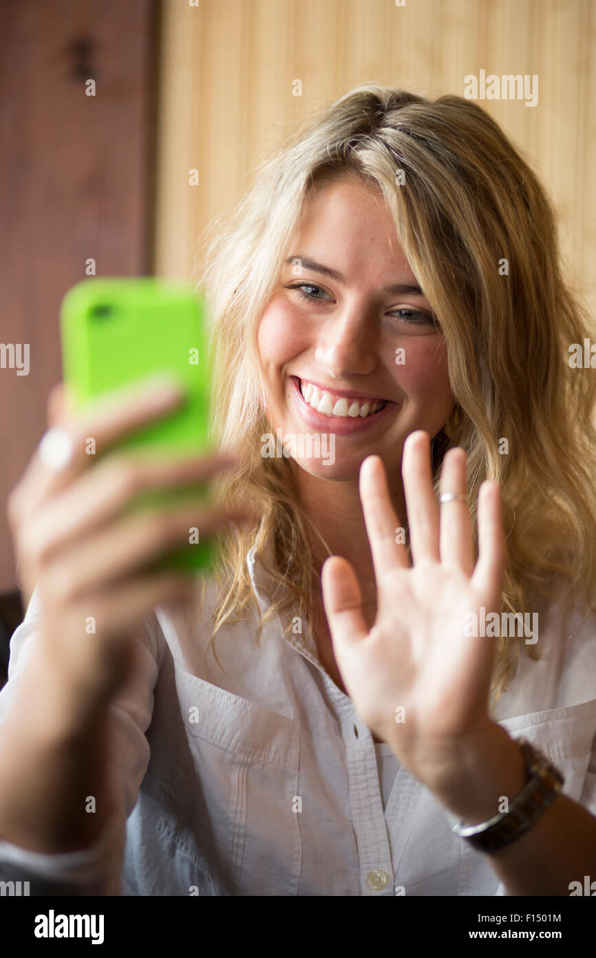 Selektiven Fokus Nahaufnahme von glückliche Frau winkt Handy und video-Chats Stockfoto