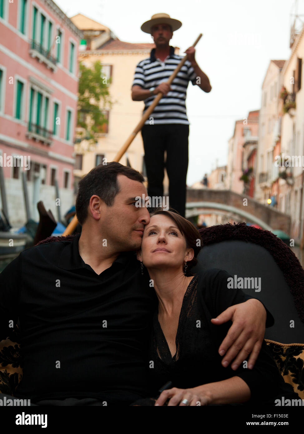 Italien, Venedig, älteres paar umfassend in Gondel Stockfoto