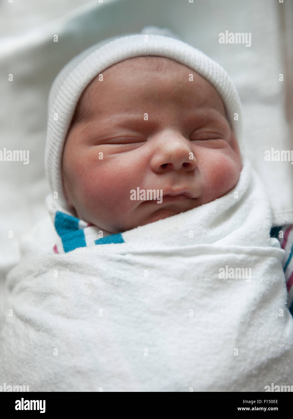 USA, Utah, Payson, Baby Boy (0-1 Monate) im Bett Stockfoto