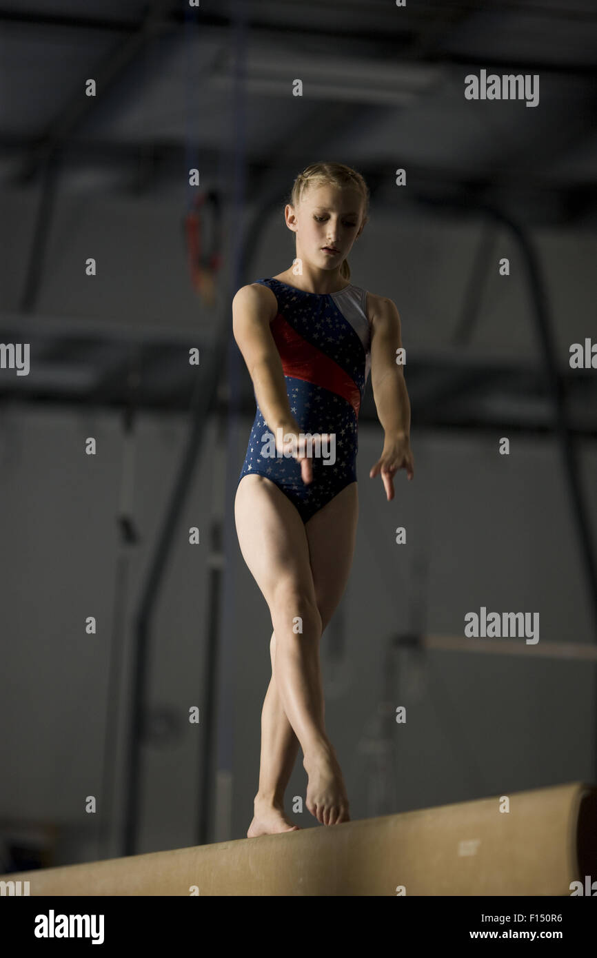 USA, Utah, Orem, Mädchen (10-11) Ausübung am Schwebebalken Stockfoto