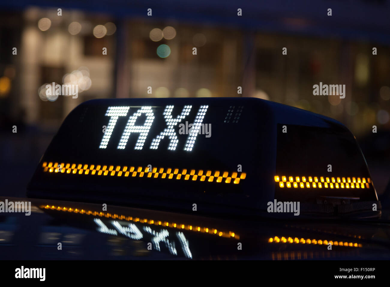 Leuchtreklame von einem schwarzen Taxi in die Stadt Brüssel, Belgien Stockfoto