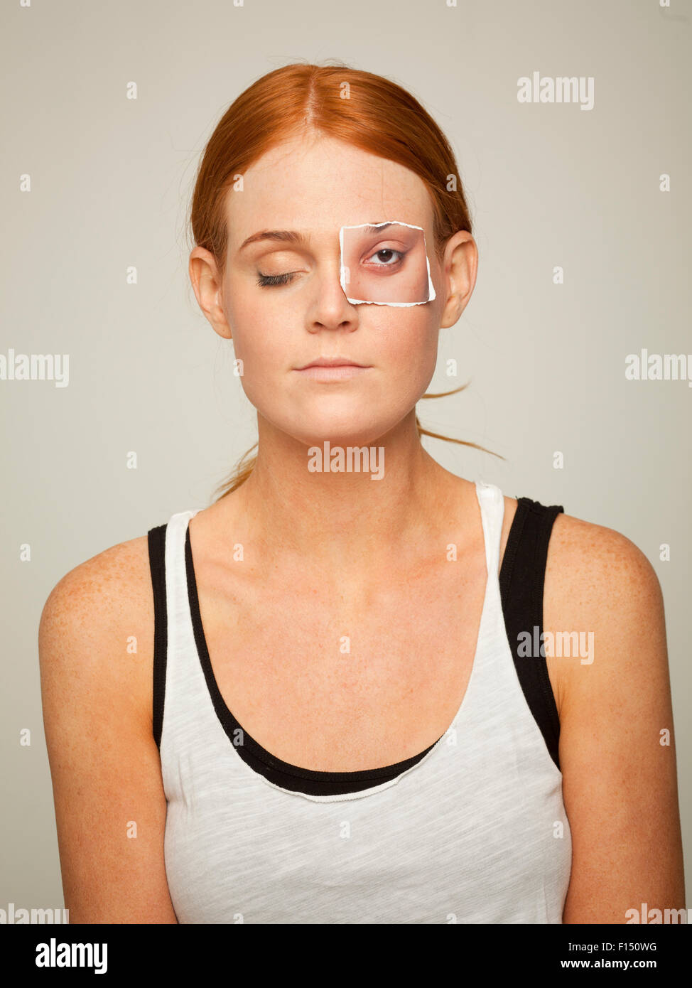 Studioaufnahme von junge Frau trägt ärmelloses Top mit künstlichen Papier Auge Stockfoto