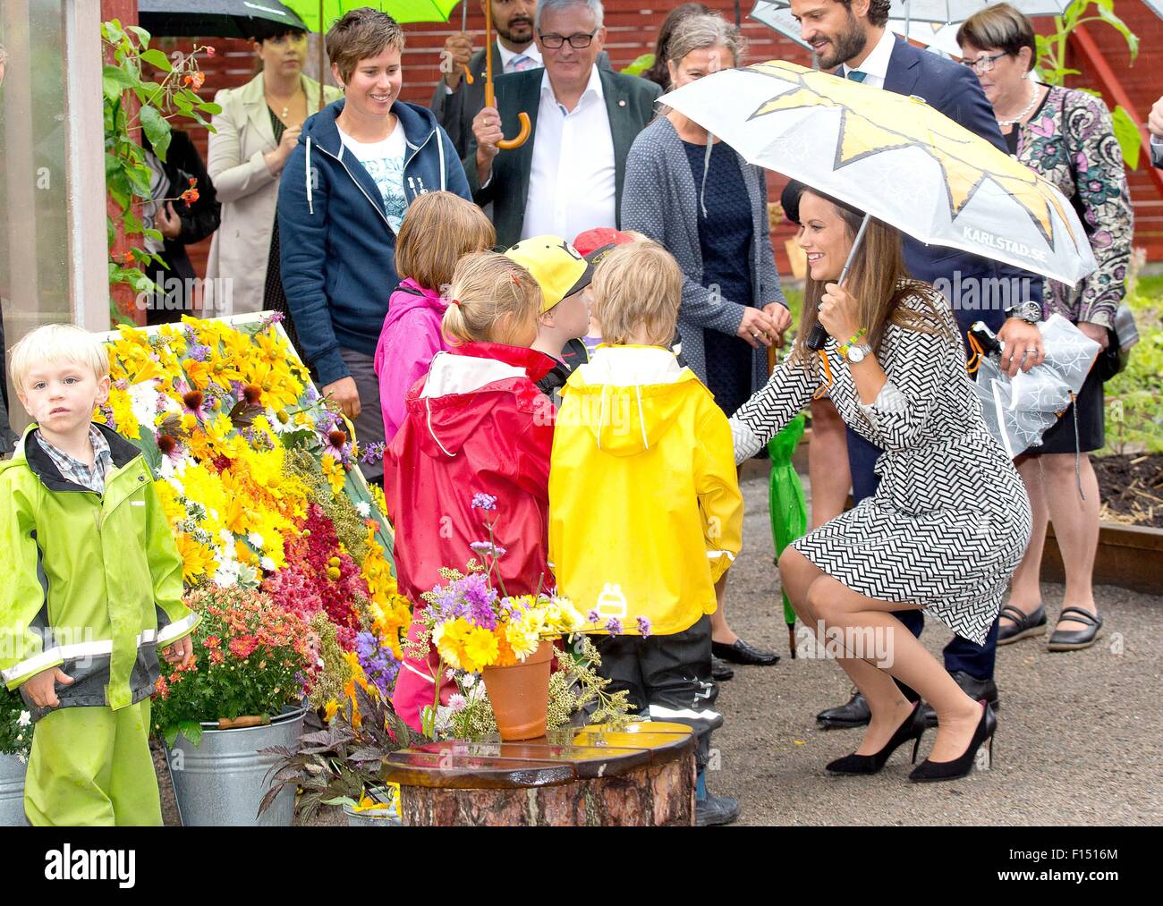 Karlstad, Värmland-27-08-2015 Prinzessin Sofia Prinz Carl Philip und Prinzessin Sofia am letzten Tag der 2 Tage Besuch in Värmland Carl Philp & Sofia überlassen, mit dem Boot von Karlstad Mariebergsskogen, Karlstads Kommun wo sie Königspaar Das Naturzentrum, Kinder Gemüse Garten RPE/Albert Nieboer/Niederlande, - NO WIRE SERVICE - besuchen Stockfoto