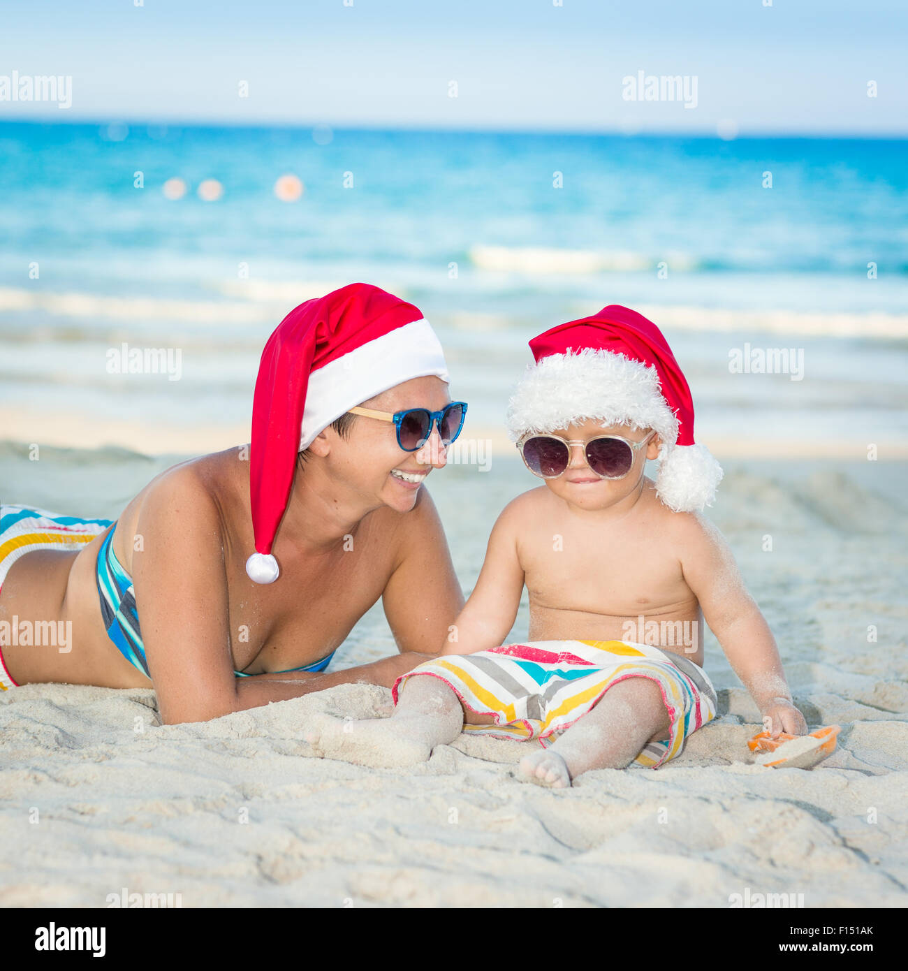 Baby und Mutter am Strand. Weihnachten-Konzept Stockfoto