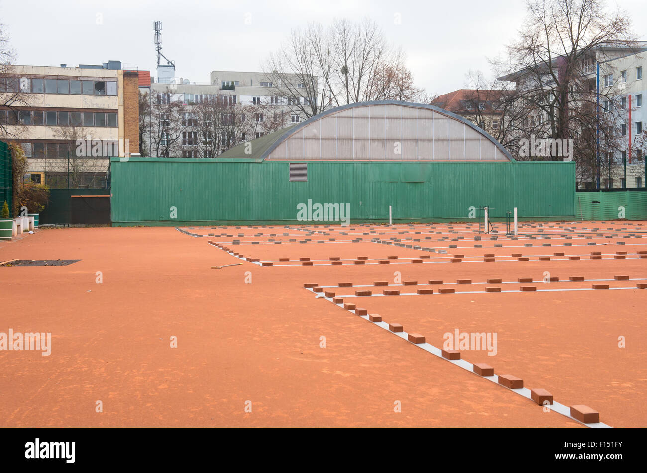 Berlin, Deutschland, Tennisplatz und Fitnessraum auf dem Gelände Melchior block Stockfoto