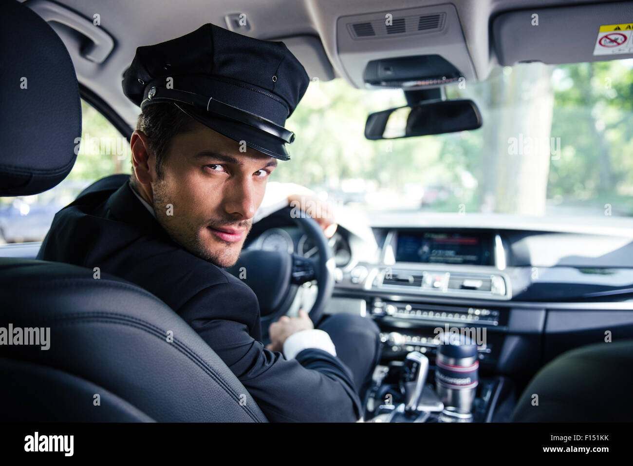 Porträt von gut aussehend männlichen Fahrer in einem Auto sitzen Stockfoto