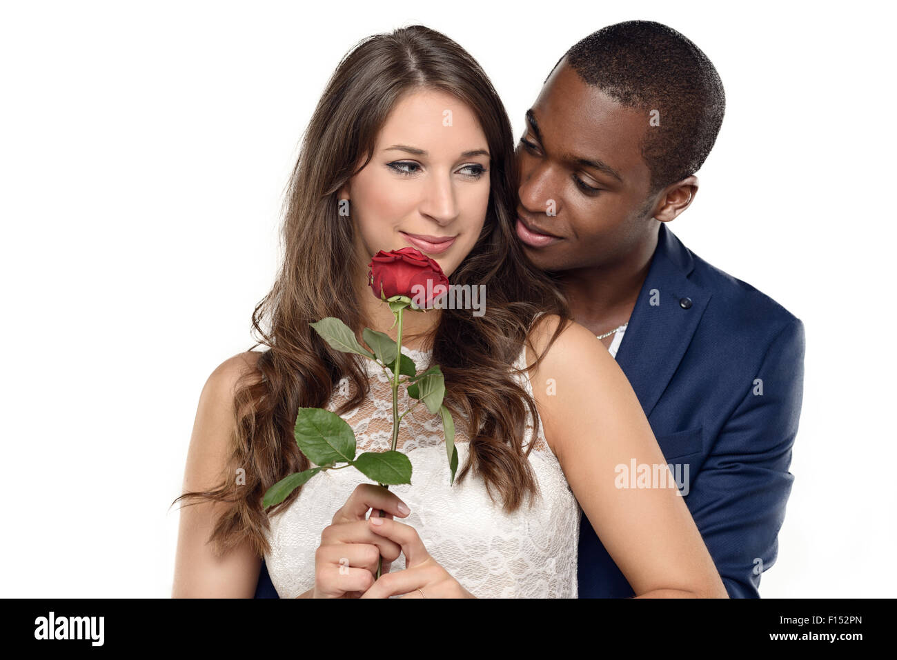 Hübschen schwarzen amerikanischen Freund umarmt ihre Freundin ziemlich mit Rose Blume und Lächeln in die Kamera, stehend in der kitc Stockfoto